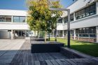 miniatura Alpen-Adria-Universität Klagenfurt: Innenhof zwischen Haupt- und Institutsgebäude